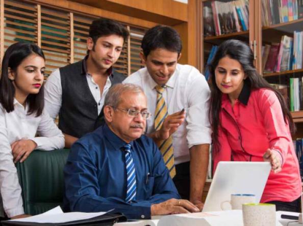 الإرشاد المهني في المدينة الرقمية: دروس من بنغالور إلى القطاع غير الربحي في السعودية