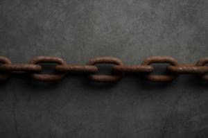 الصدمة التي يسببها الممولون: كيف تُشكّل وعي قادة المنظمات غير الربحية وتعيد تشكيل القطاع بأكمله؟