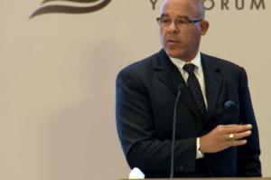 حين تخرّج المزرعة 955 طالبًا: دروس جلسة جيمس مور في منتدى جامعة اليمامة للأوقاف التعليمية